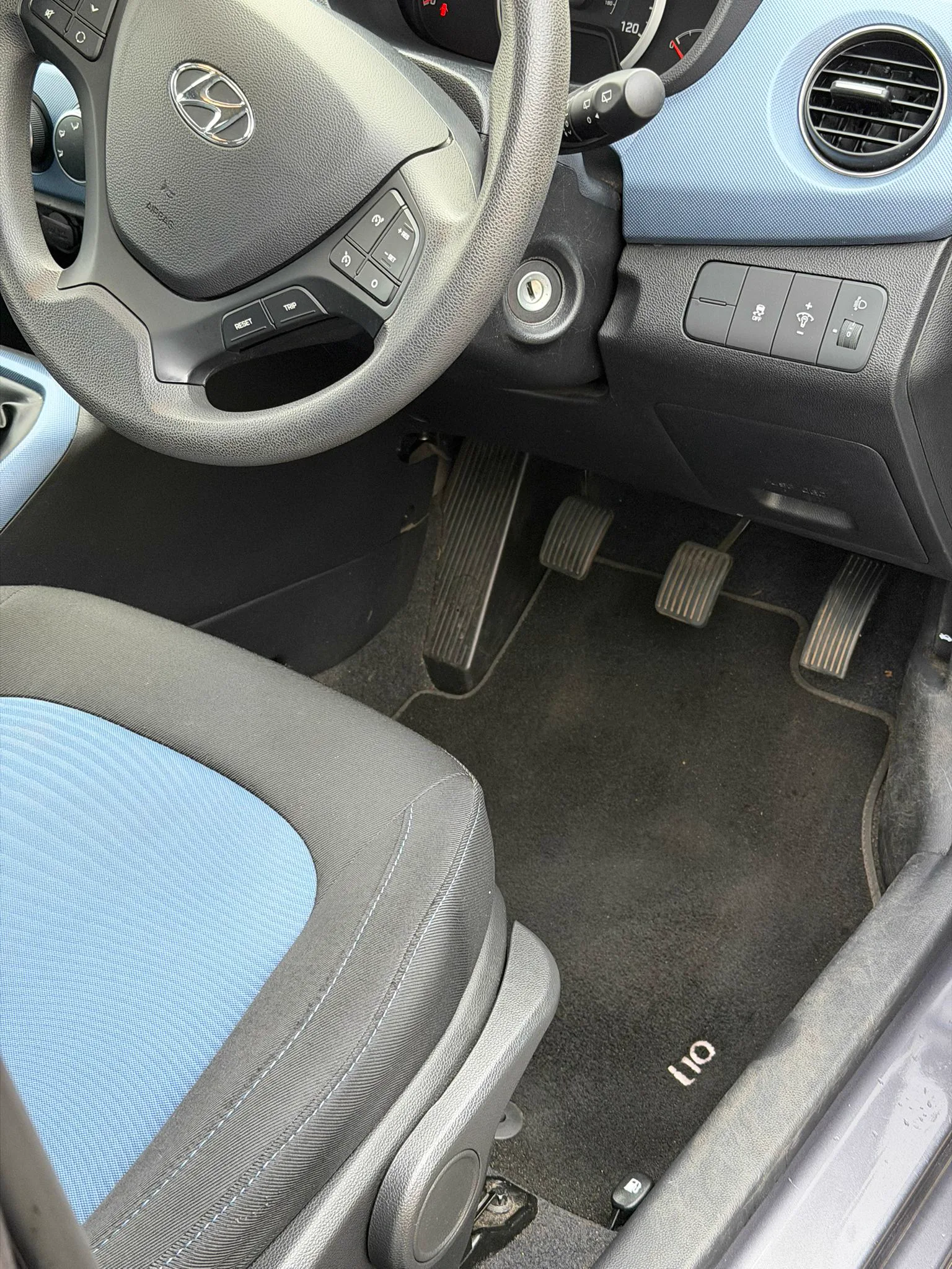 Hyundai i10 dashboard and blue cloth seats after an interior deep clean in Havant